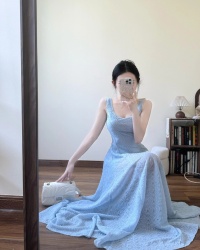 淺藍蕾絲連衣裙